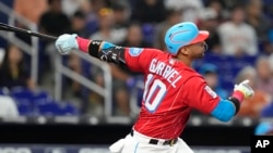 Yuli Gurriel con los Miami Marlins, conecta un jonrón de tres carreras el 16 de septiembre de 2023, en Miami. (Foto AP/Lynne Sladky)