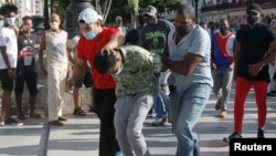 Policías vestidos de civil detienen a un manifestante en La Habana, el 11 de julio de 2021. (REUTERS/Stringer)