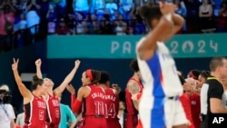 Las jugadoras de Estados Unidos celebran tras ganar la medalla de oro de los Juegos Olímpicos de Verano de 2024. (Foto AP/Mark J. Terrill)