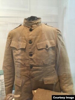 Uniforme que usaba Hemingway el 8 de julio de 1918, durante la Primera Guerra Mundial, al ser herido de gravedad por la metralla de la artillería austriaca. Pieza del Museo de la Marina en Key West. Foto del autor.