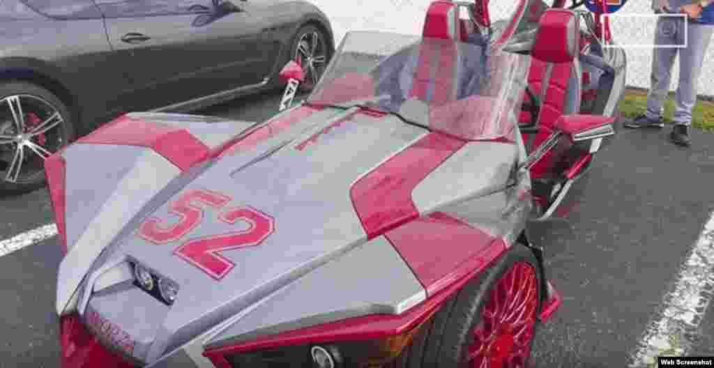 Yoenis Céspedes, apodado &quot;La Potencia&quot; manejó un Polaris Slingshot hasta el campo de entrenamiento de los Mets de Nueva York, en Port St. Lucie, Florida, el miércoles 24 de febrero.