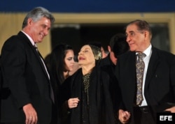 ARCHIVO. La Prima Bellerina Assoluta Alicia Alonso (c), acompañada por su esposo, Pedro Simón (d), conversa con el Vicepresidente del consejo de ministros de Cuba Miguel Díaz Canel (i).