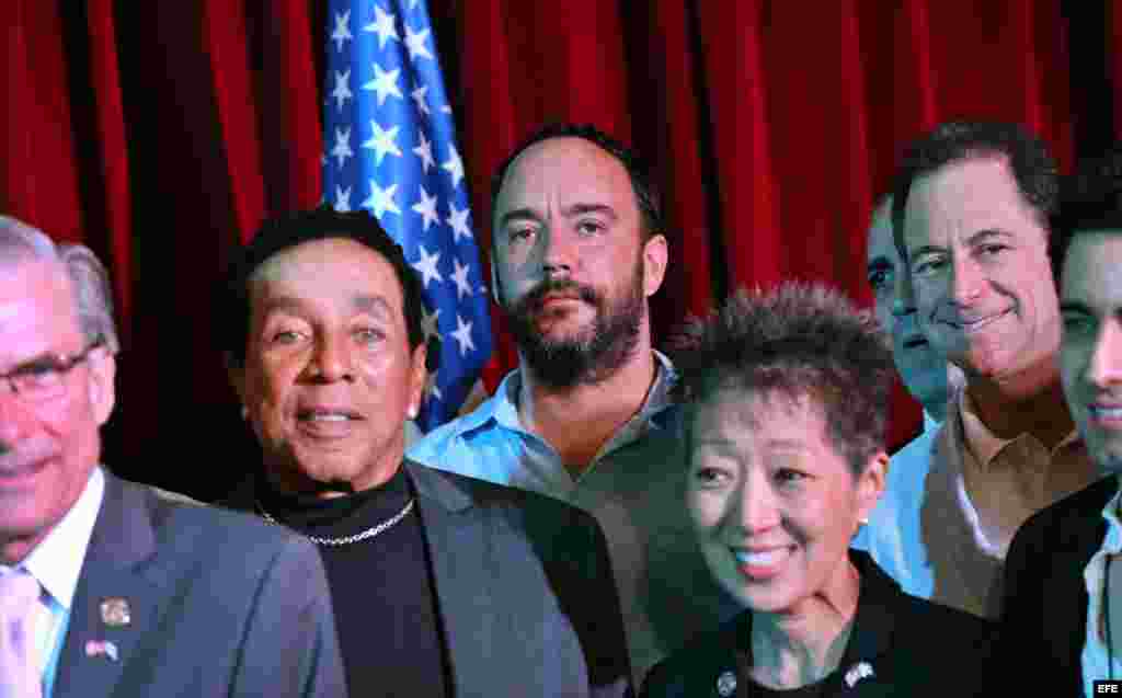 El músico estadounidense William "Smokey" Robinson (2i) y el músico sudafricano nacionalizado estadounidense Dave Mattews (c), posan, junto a otros miembros del Comité Estadounidense Presidencial para las Artes y Humanidades tras el acto de clausura de la