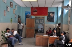 Una bandera del Partido Comunista en una oficina de La Habana. Foto Archivo