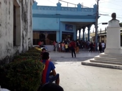 Cola para comprar detergente en la tienda El Éxito, en Las Tunas. (Foto: Yolanda Carmenate)