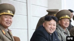 Kim Jong-un (c) observa una práctica de tiro en la Academia Militar, en Pyongyang (Corea del Norte).