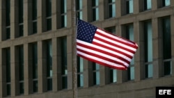 La bandera de Estados Unidos ondea en su embajada en La Habana.