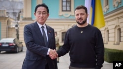 Fumio Kishida y Volodymyr Zelenskyy posan tras la reunión en Kyiv, el 21 de marzo de 2023. (Oficina de Prensa Presidencia Ucrania via AP)