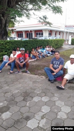 Cubanos en Surinam Con ellos tres Damas de Blanco y sus familaires