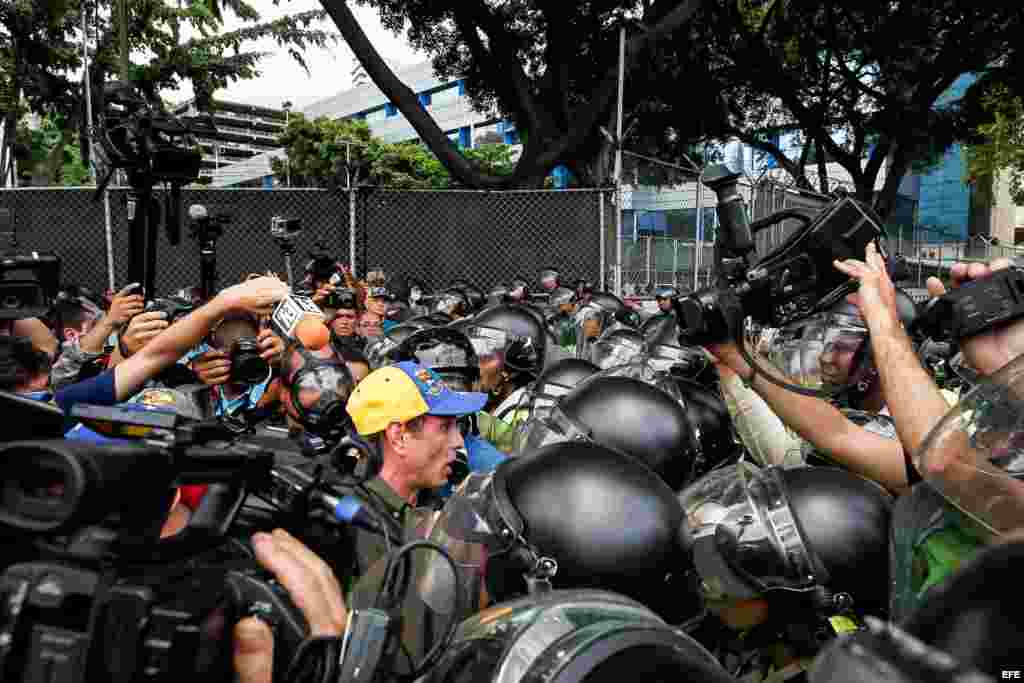 El líder opositor Henrique Capriles (c) habla con miembros de la PNB durante una manifestación, hoy martes 7 de junio del 2016