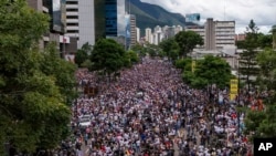 Manifestantes protestan contra la certificación de la reelección del presidente Nicolás Maduro por parte del Consejo Nacional Electoral (CNE) en Caracas, Venezuela, el martes 30 de julio de 2024.(Foto AP/Matias Delacroix)