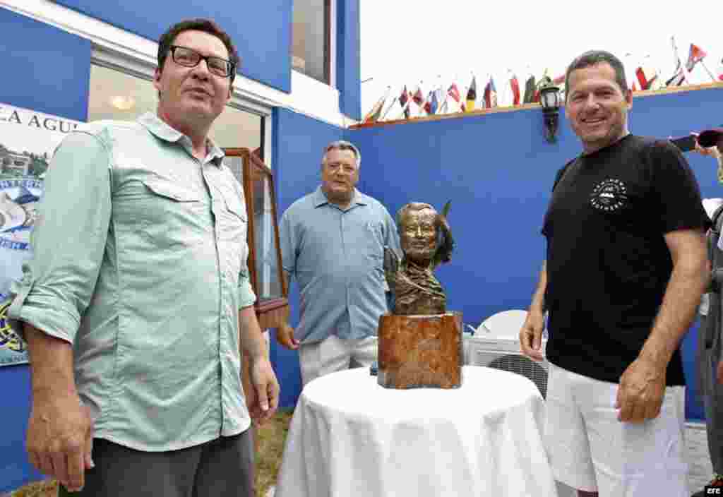 John (d) y Patrick Hemingway (i), nietos de Ernest Hemingway, participan junto al comodoro del Club Náutico Internacional Marina Hemingway, Jose Migues Scrich (c), en la develación del busto de su abuelo.