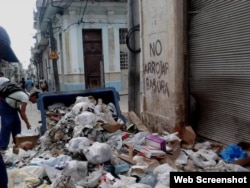 Un contenedor de basura volteado convirtió una esquina de La Habana en un vertedero de desperdicios (Foto: Archivo).