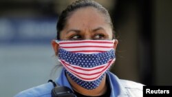 Una agente de la policía usa una máscara con la bandera de los Estados Unidos en San Diego, California, el 3 de abril del 2020.