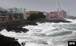 Vista del malecón de la ciudad de Baracoa este martes antes de la llegada de Matthew.