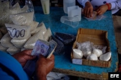 Los precios de los alimentos suben cada día en los puestos ambulantes de los barrios populares.