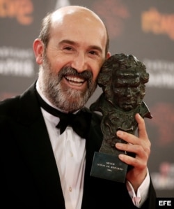 El actor Javier Cámara tras recibir el Goya al mejor actor de reparto por su papel en "Truman".