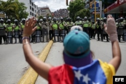 Manifestantes opositores se enfrentan con la Policía Nacional Bolivariana en Caracas.