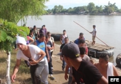 Decenas de migrantes cubanos cruzan el río Suchiate, en la frontera de México con Guatemala. EFE