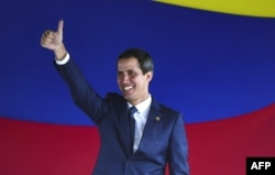 El presidente Interino de Venezuela, Juan Guaidó, saluda al terminar en la Asamblea Nacional la votación que convirtió a Venezuela en miembro acivo del TIAR (Foto: Archivo)..