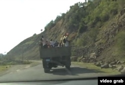 Transportarse en camión por una carretera asfaltada es un lujo para muchos serranos.