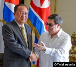 Los cancilleres de Cuba, Bruno Rodríguez, y Norcorea, Ri Yong-Ho, en La Habana.