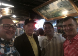 Choly Naranjo (con gorra) en la presentación del libro de Martín Dihigo en Miami en el 2018