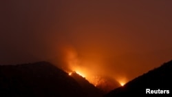 El incendio Line continúa ardiendo en las montañas del Bosque Nacional de San Bernardino sobre Highland, California, EE. UU., el 8 de septiembre de 2024. REUTERS/Etienne Laurent