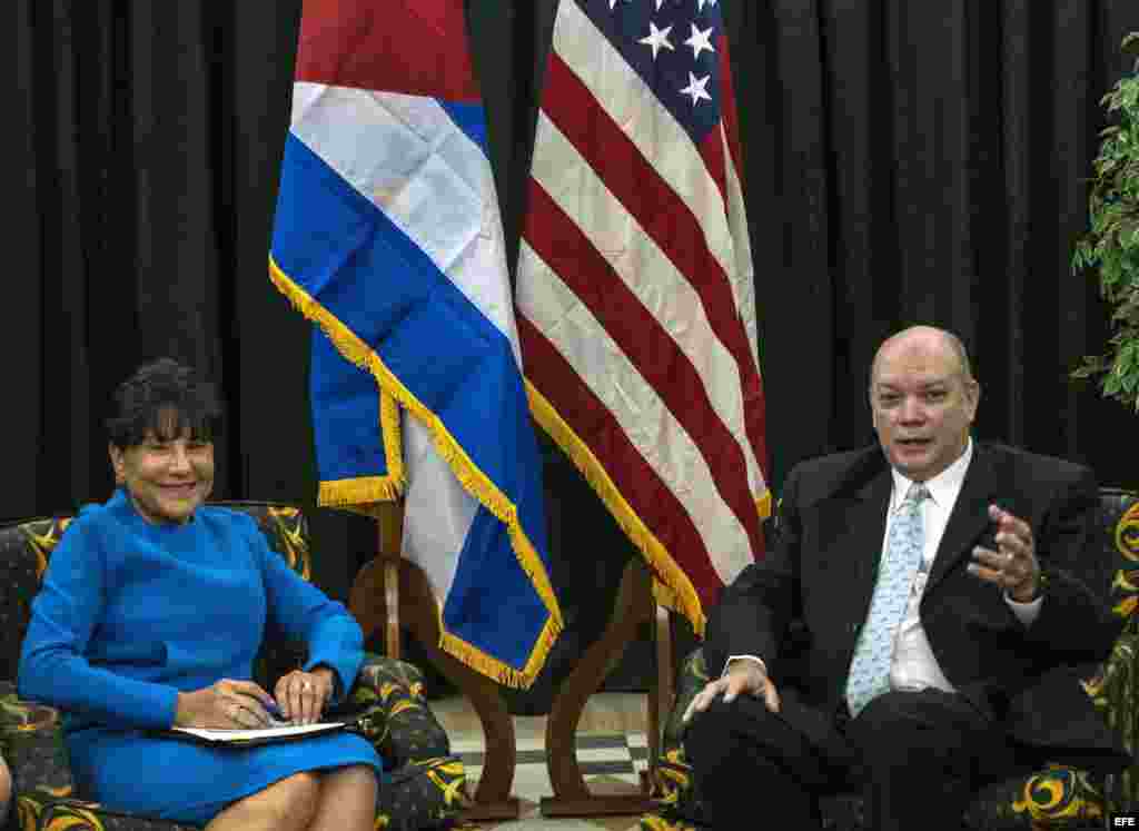 La secretaria de Comercio de EE.UU, Penny Pritzker (i), se reúne con el ministro cubano de Comercio Exterior, Rodrigo Malmierca (d), hoy, miércoles 7 de octubre de 2015, en La Habana (Cuba). 