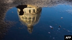 Reflejo del Capitolio. AFP PHOTO / RONALDO SCHEMIDT