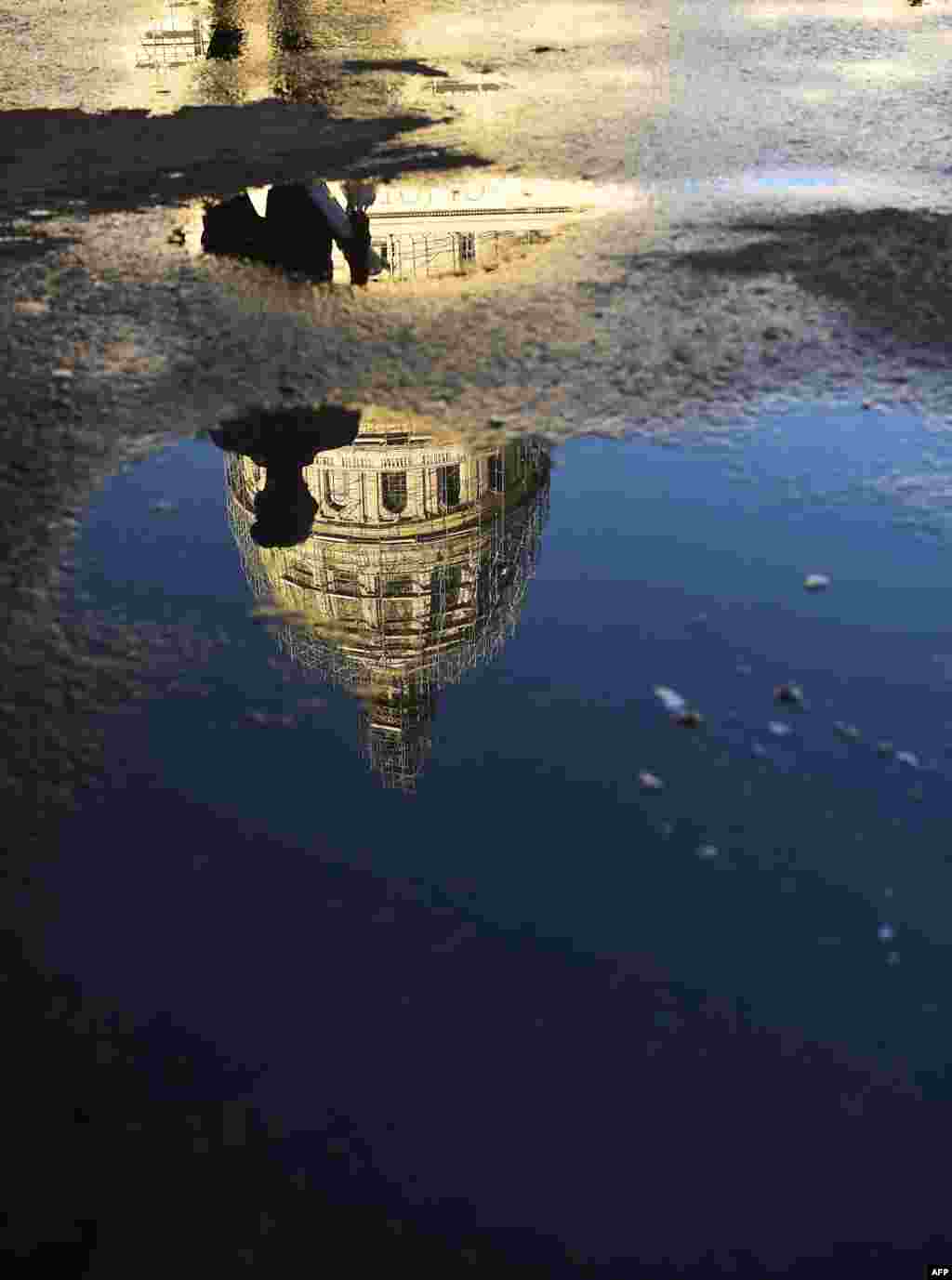 Reflejo del Capitolio. AFP PHOTO / RONALDO SCHEMIDT