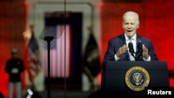 Frente al Parque de la Independencia en Filadelfia, el presidente Joe Biden pronuncia un discurso el 1 de septiembre de 2022. (Reuters/Jonathan Ernst).