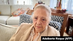 La opositora cubana Martha Beatriz Roque durante una entrevista con AFP en La Habana, en febrero de 2024. (Adalberto Roque/AFP)