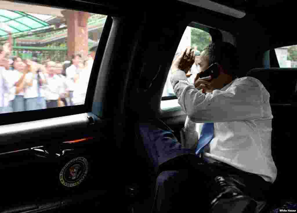 Obama saluda a los indoneses que le dan la bienvenida.