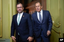 El ministro de Relaciones Exteriores ruso, Sergey Lavrov, derecha, y el ministro de Relaciones Exteriores de Venezuela, Yvan Gil Pinto, en Moscú, Rusia, el 16 de noviembre de 2023. (Foto AP/Alexander Zemlianichenko, Pool)