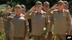 Raúl Castro acompañado por altos mandos militares. Foto Archivo AP