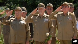 Raúl Castro acompañado por altos mandos militares. Foto Archivo AP