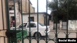 Una patrulla de la policía frente a una vivienda en La Habana. (Archivo)