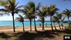 Un grupo de turistas camina por la playa de Varadero. 