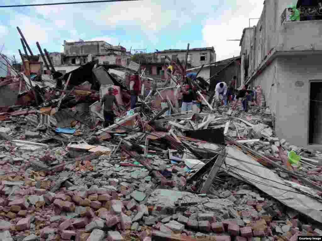 Intenso tornado causa severos daños en La Habana