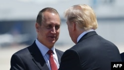 El representante cubanoamericano Mario Diaz-Balart junto al presidente Donald Trump en Miami.