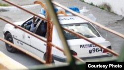 Auto patrulla apostado frente a la casa sede de las Damas de Blanco en La Habana el día 1ro de enro de 2016. Foto cortesía de Ángel Moya Acosta.