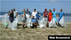 Grupo de cubanos en Guanacaste hace trabajo voluntario.