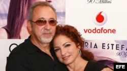 La cantante cubana Gloria Estefan, junto a su esposo, el productor Emilio Estefan.