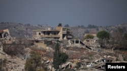 Edificios en ruinas en Líbano, cerca de la frontera entre Israel y Líbano, tras el alto el fuego entre Israel y el grupo Hezbolá, apoyado por Irán, visto desde Metula, norte de Israel. 03/12/2024. (REUTERS/Stoyan Nenov)