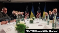 El presidente ucraniano, Volodimir Zelenski y el vicepresidente estadounidense, JD Vance, con sus respectivas delegaciones, en una reunión, en el marco de la Conferencia de Seguridad de Múnich, Alemania, el 14 de febrero de 2025. REUTERS/Leah Millis