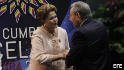 Raúl Castro saluda a la mandataria de Brasil, Dilma Rousseff.