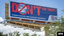 "Don't Aid Theft: Cuban docks are stolen property" ("No ayudes a robar: los muelles cubanos son propiedad robada").