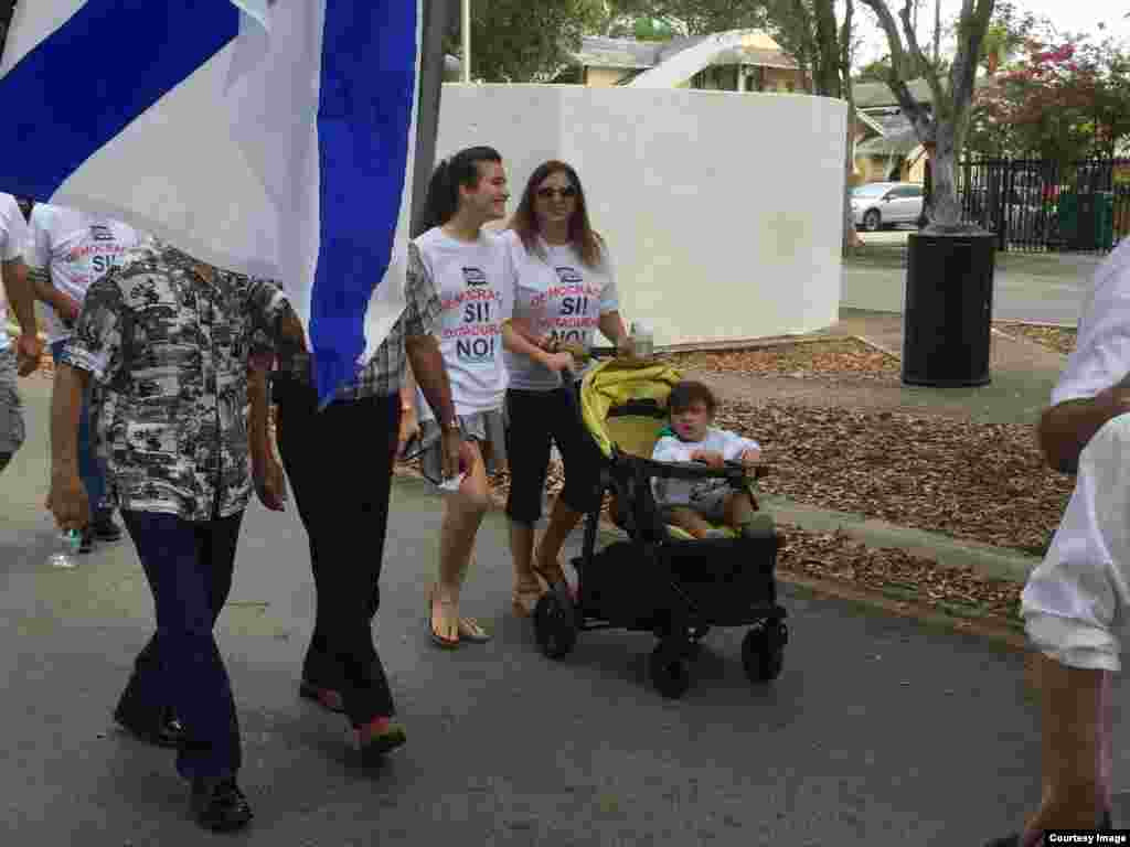 Varias generaciones en la marcha del 20 de Marzo