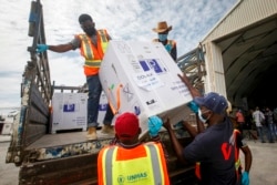 Cajas de la vacuna AstraZeneca COVID-19 fabricada por el Serum Institute of India y proporcionada a través de la iniciativa global COVAX llegan al aeropuerto de Mogadiscio, Somalia, el 15 de marzo de 2021. AP Photo/Farah Abdi Warsameh, Archivo.